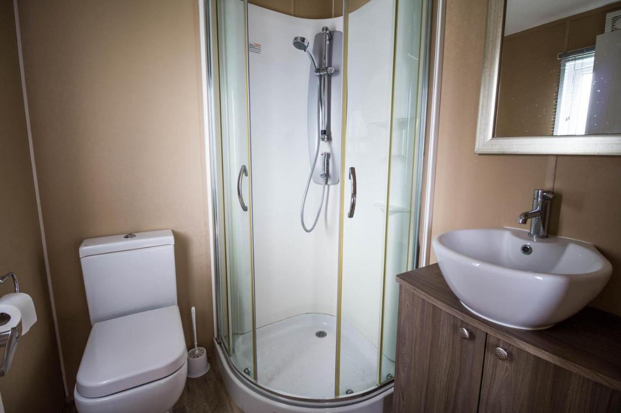 Stunning 6 Berth Lodge With Sea Views For Hire At Skipsea Sands Ref 41136Nf Barmston Exteriör bild