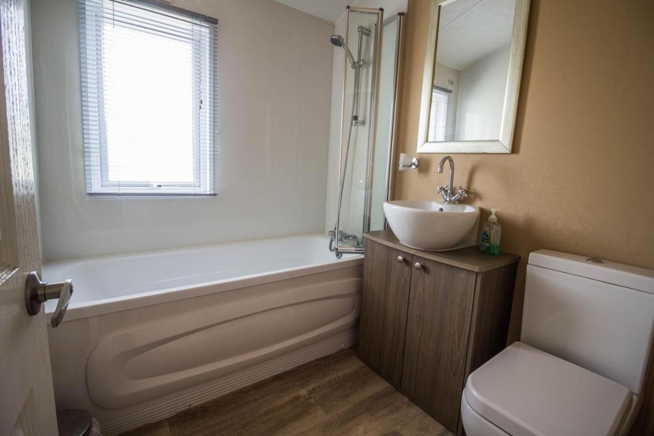 Stunning 6 Berth Lodge With Sea Views For Hire At Skipsea Sands Ref 41136Nf Barmston Exteriör bild